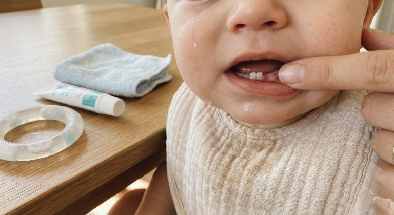 A baba első fogának áttörése – Jó tanácsok szülőknek